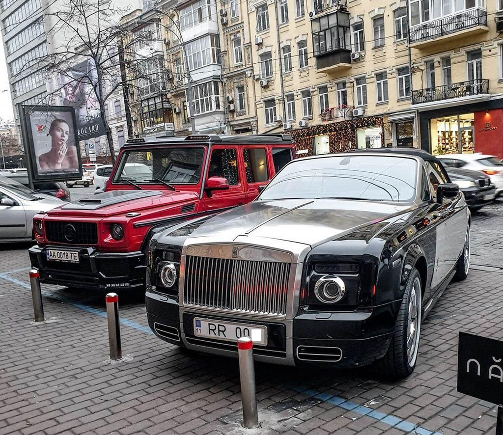 Кортеж Rolls-Royce і Mercedes, який помітили в Києві