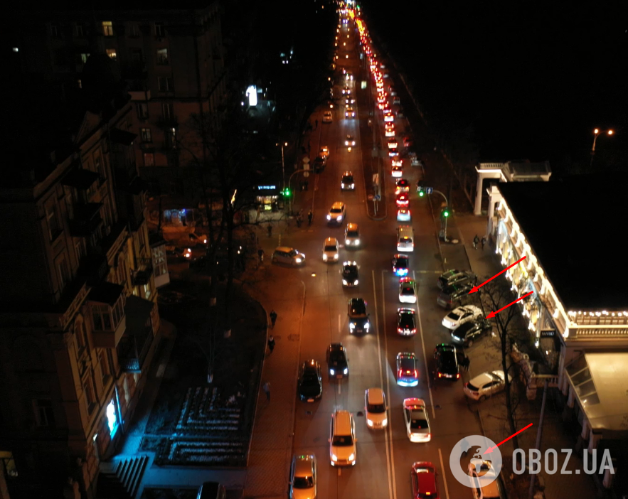 Затори на вулиці Льва Толстого створюють припарковані автомобілі