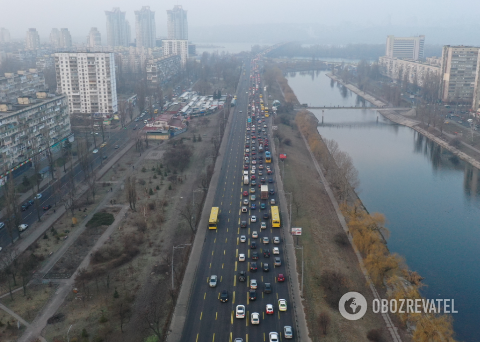 Пробки на проспекте Соборности в сторону центра (слева микрорайон Березняки, справа – Русановка)