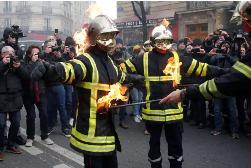 У Франції пожежники побилися з поліцією