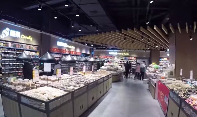 Люди напуганы и скупают еду в супермаркетах, боясь, что те закроются