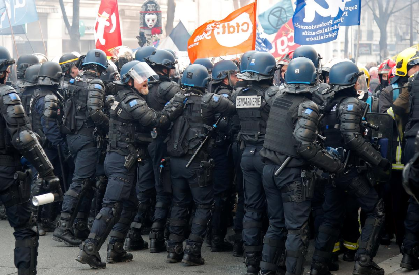 У Франції пожежники побилися з поліцією