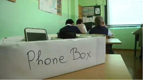 В некоторых школах уже придумали коробочки, куда ученики перед уроком складывают свои телефоны