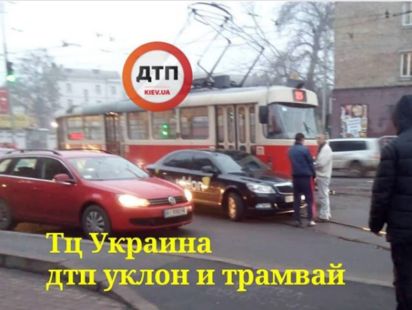 В центре Киева произошло ДТП с участием легковушки и трамвая
