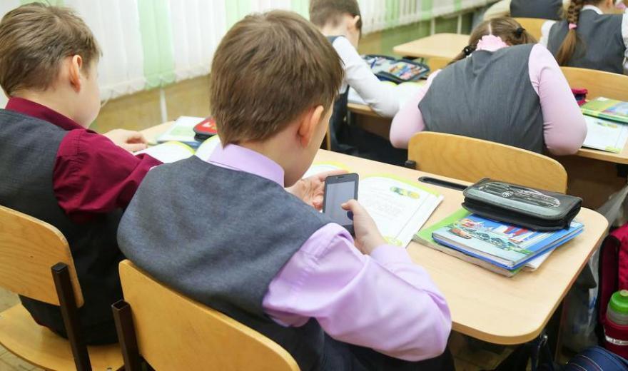 Учителя считают, что дети на уроках отвлекаются на телефоны