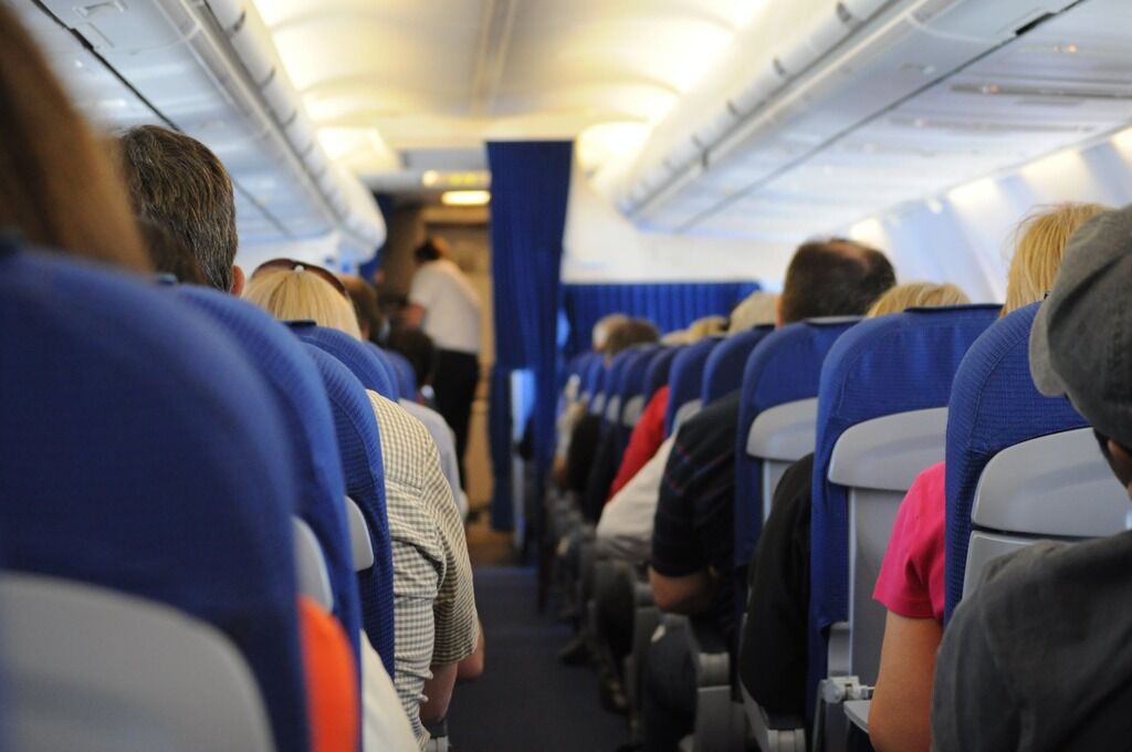 Речі, які не варто робити в літаку: турист поділився незвичайним досвідом