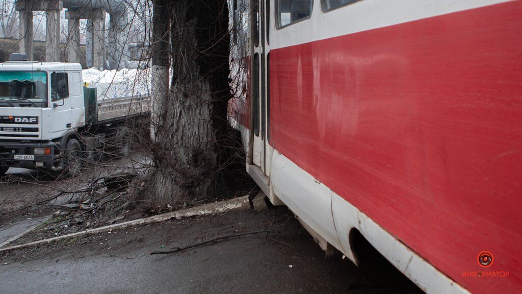 В Днепре трамвай слетел с рельсов и врезался в дерево