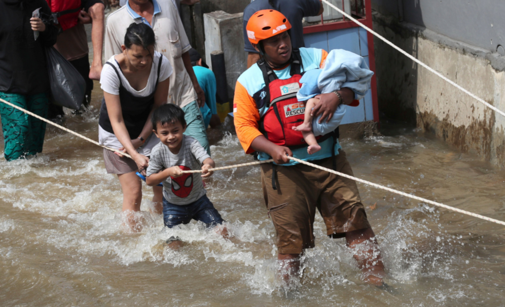 В Индонезии наводнение убило 43 человека