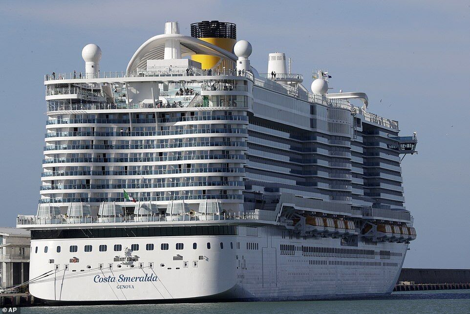 В Італії через загрозу коронавірусу заблокували круїзний лайнер Costa Smeralda