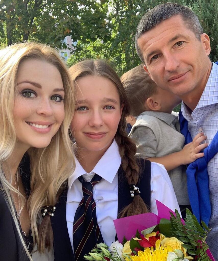 Дочь Юлии Началовой с папой и его женой
