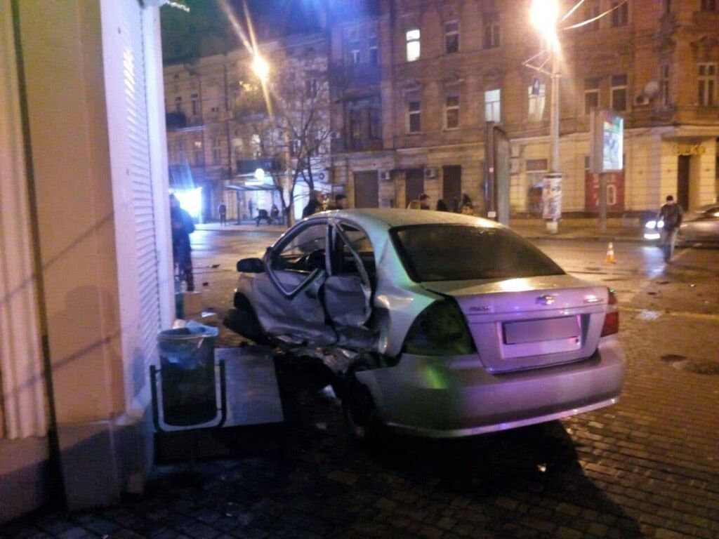 Два авто попали в жуткое ДТП на перекрестке в Одессе