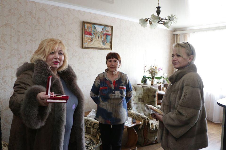 В Крыму пенсионерам подарили по батону
