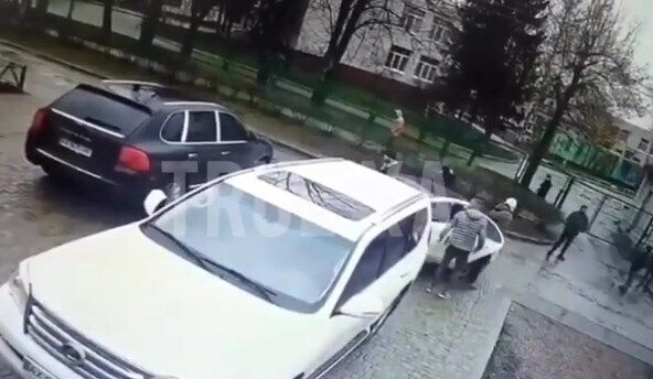Драка между вероятными участниками стрельбы в Харькове