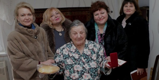 В Крыму пенсионерам подарили по батону