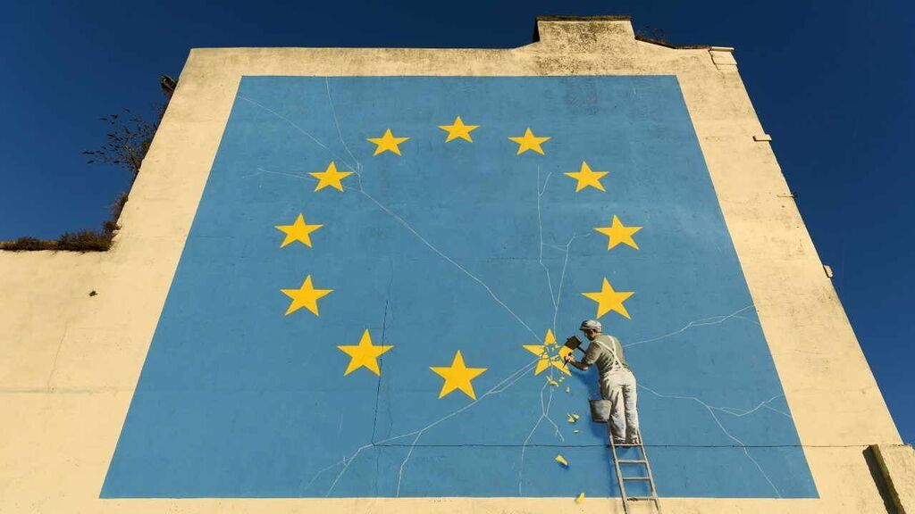 Мурал известного стрит-арт художника Бэнкси на тему #Brexit