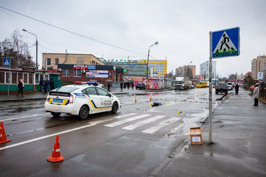 В Киеве грузовик насмерть сбил женщину на переходе
