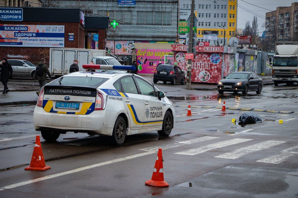 В Киеве грузовик насмерть сбил женщину на переходе