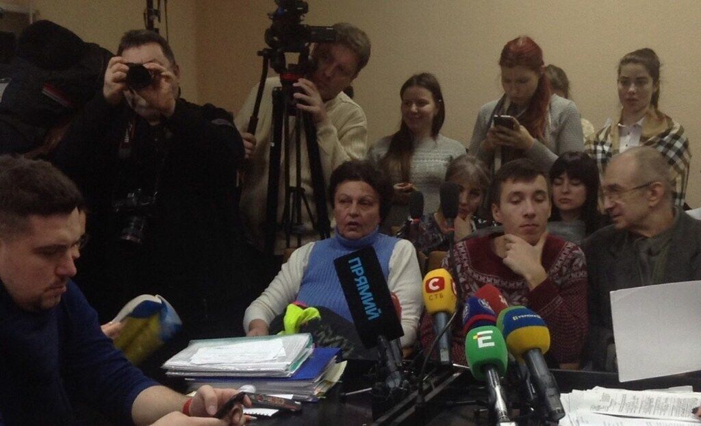 Нарколог Елена Федирко (слева в голубом), которую искали несколько месяцев, чтобы она пришла в суд