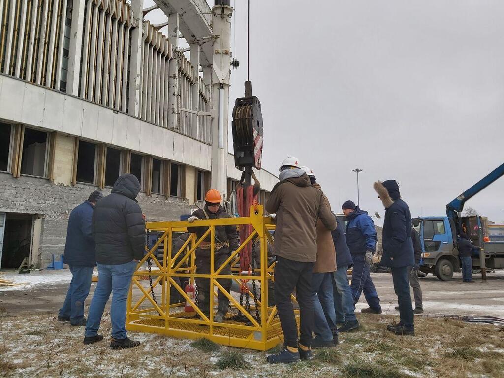 Робітник врятувався з даху