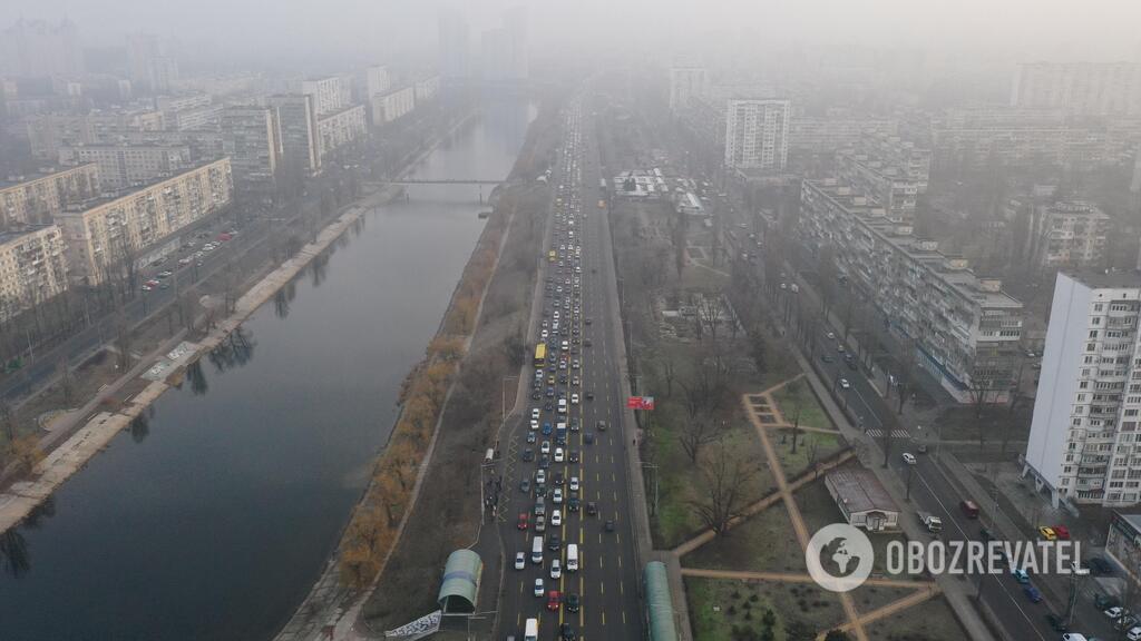 Пробки начинаются за несколько остановок до моста Патона