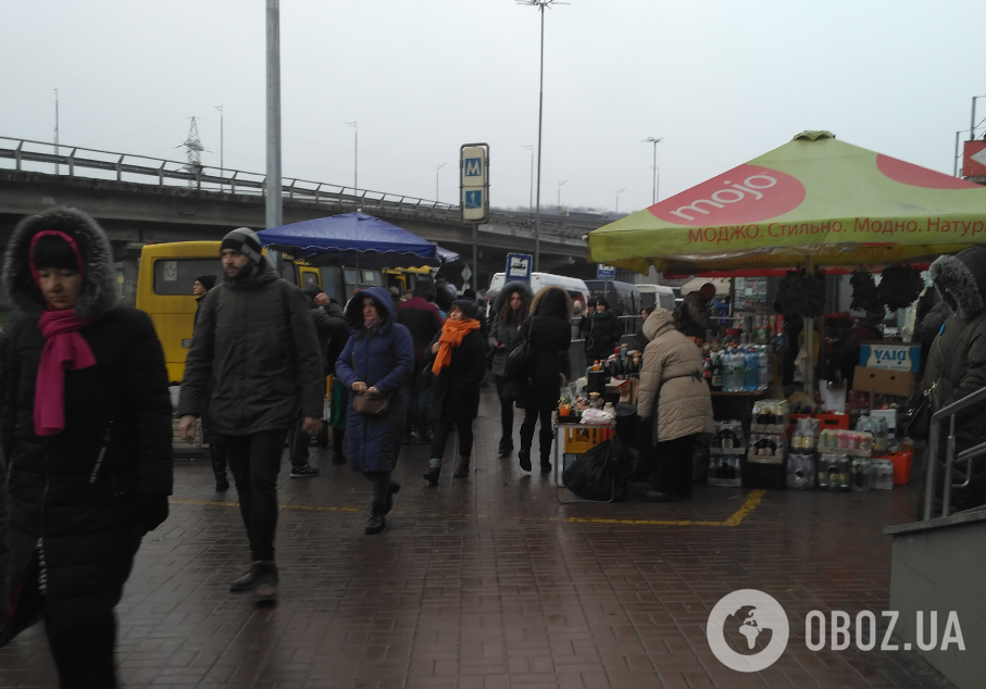 Выход со станции метро "Выдубичи" оккупировали торговцы