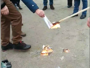 На Житомирщине люди демонстративно сожгли платежки за газ и выдвинули ультиматум