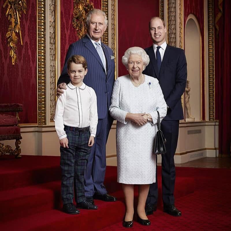 Єлизавета II привітала з новим десятиліттям сімейним фото