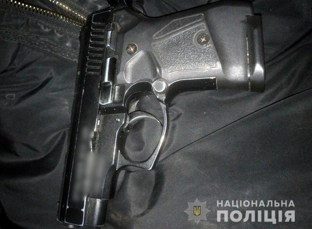 Выстрелил в голову: под Черновцами человек с пистолетом напал на людей