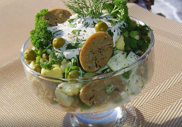 Грибной салат с горошком