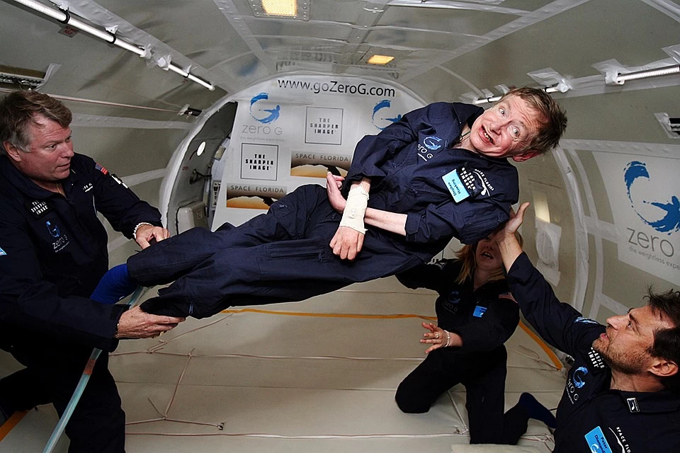 Стівен Гокінг, незважаючи на бічний аміотрофічний склероз, якось випробував невагомість у спеціальному літаку