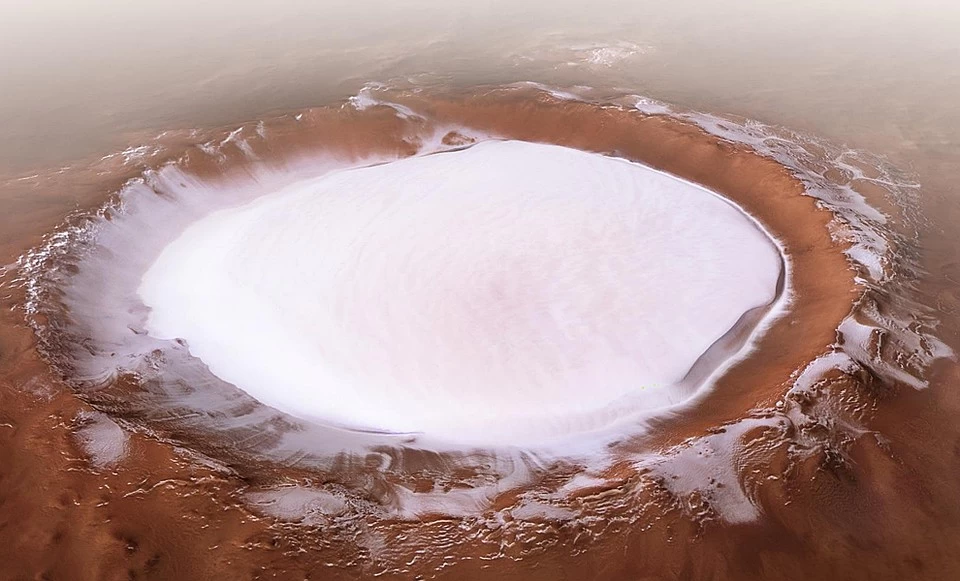 Огромный кратер в северной низменности Марса. Он полон льда слоем до 1,8 километра