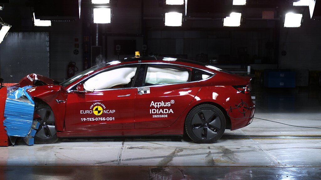 Tesla Model 3 здобула перемогу відразу в двох номінаціях – "Великі сімейні авто" і "Електрокари і гібриди"