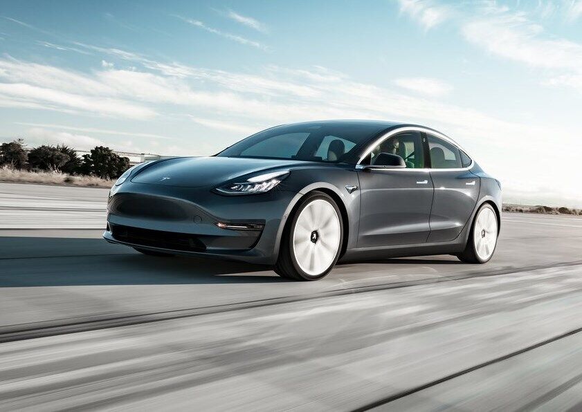 На основе Tesla Model 3 создали подключаемый гибрид