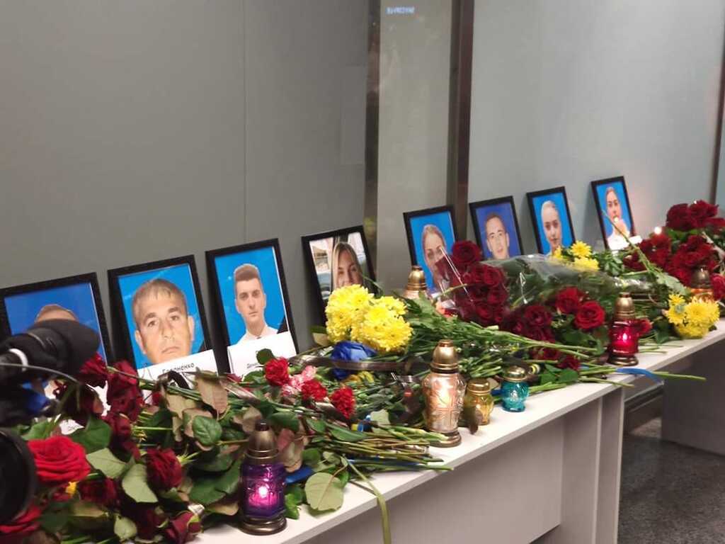 Мемориал в аэропорту "Борисполь", посвященный погибшему экипажу рейса Тегеран-Киев