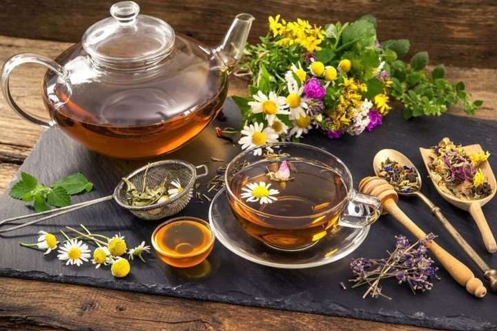 При простуде и гриппе стоит часто и понемногу пить травяные чаи