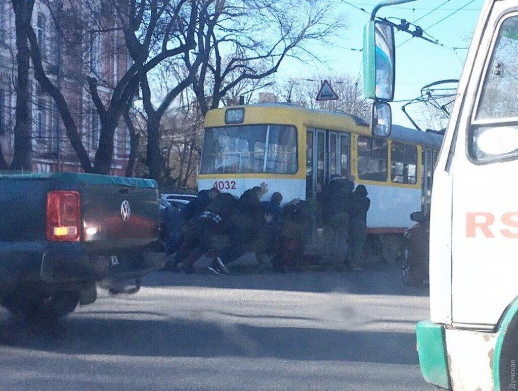 В Одессе пассажиры "завели с толкача" заглохший трамвай