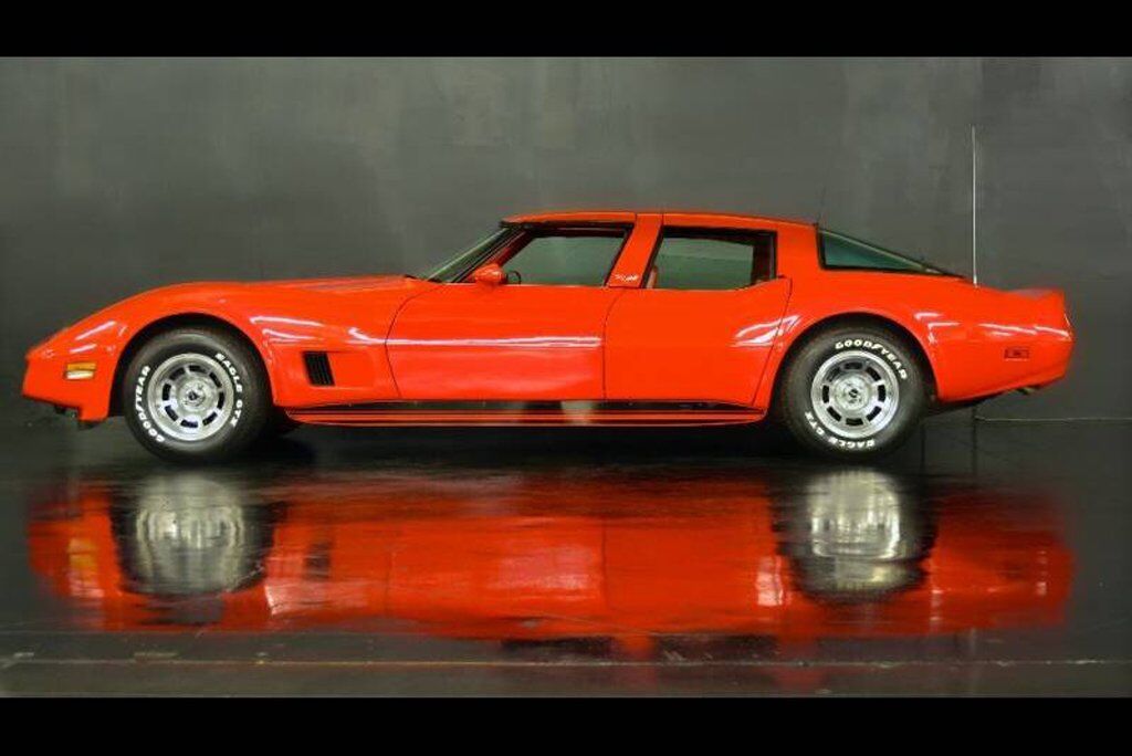 1980 Chevrolet Corvette California Custom Coach "растянули" на 76 см