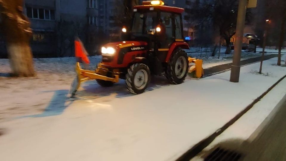 Поэтому уборочная выехала на дороги, а машины застряли в пробках