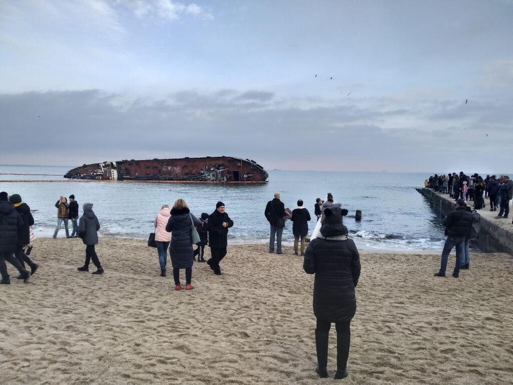 Появились свежие фото затонувшего у Одессы танкера Delfi