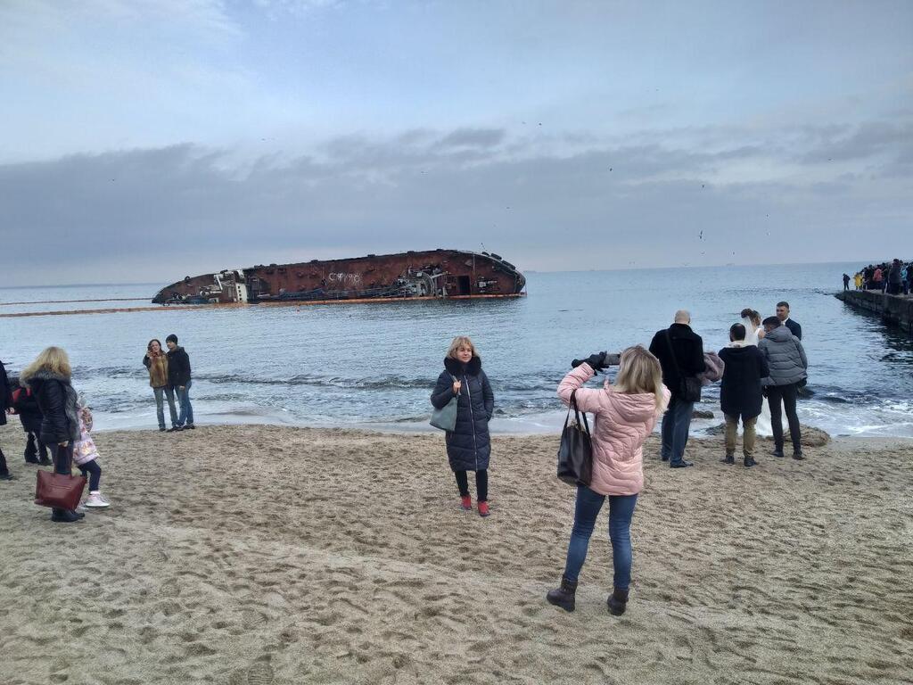 З'явилися свіжі фото затонулого біля Одеси танкера Delfi