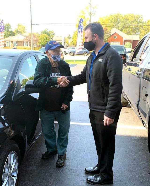 104-річному ветерану подарували нову машину.