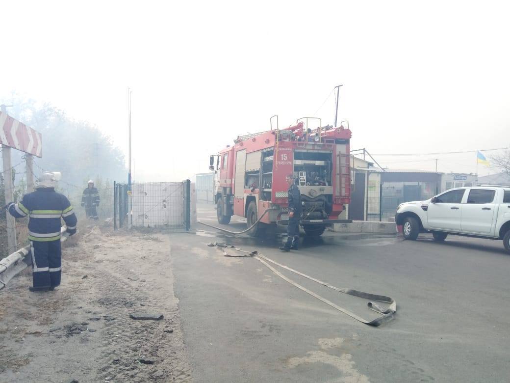 Боротьбу з вогнем ускладнила наявність вибухонебезпечних предметів.