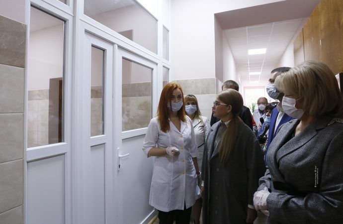 Юлия Тимошенко во время общения с медицинскими работниками Прилуцкой центральной городской больницы