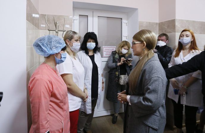 Юлия Тимошенко во время общения с медицинскими работниками Прилуцкой центральной городской больницы
