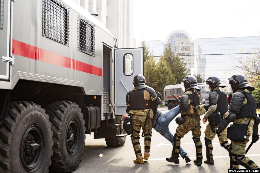 Задержанных в Хабаровске садили в автозаки