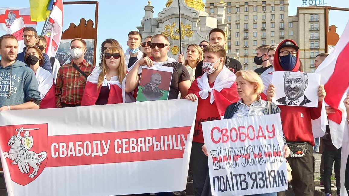 Участники акции скандировали "Жыве Беларусь"