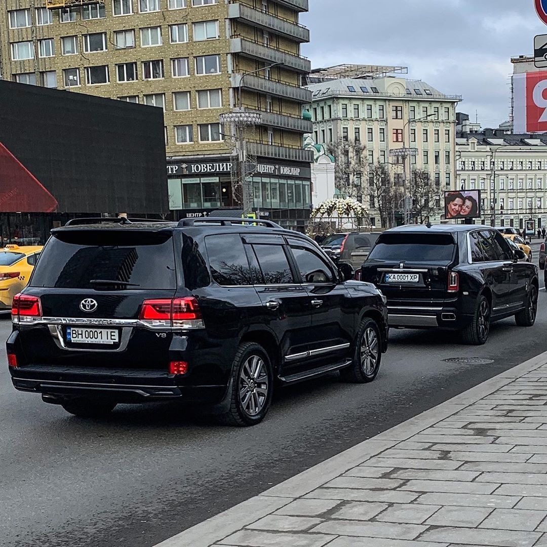 В Москве засняли кортеж эффектных авто на украинских номерах | Новости |  OBOZ.UA