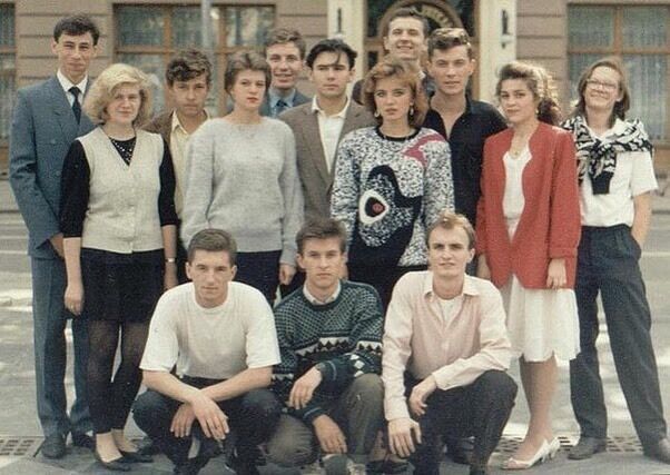 Святослав Вакарчук с одногруппниками​ (по центру)