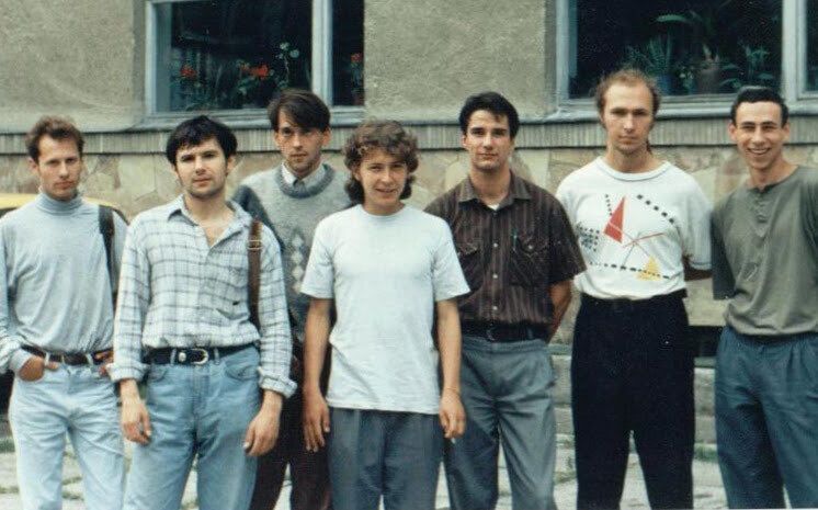 Святослав Вакарчук с одногруппниками​ (второй слева)