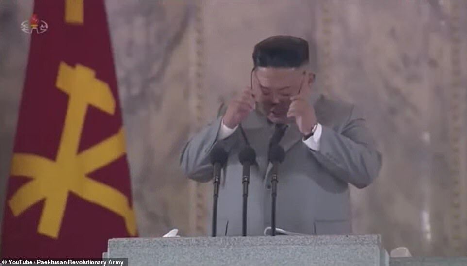 Ким Чен Ын снял очки и вытер слезы на параде в честь 75-летия Трудовой партии Кореи